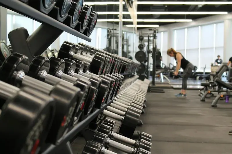 Rak dumbel dan area latihan beban di My Fitness The Hok Jambi